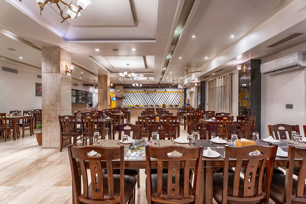 Dining & Bar