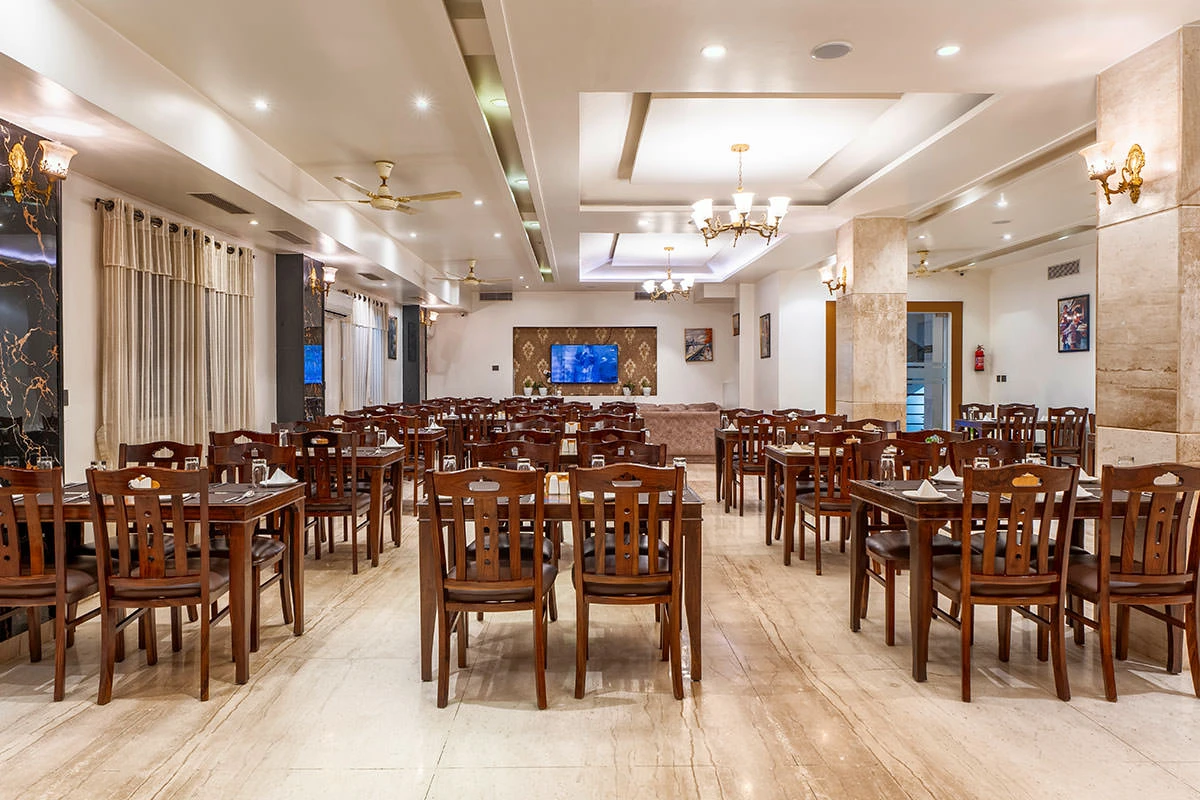 Dining & Bar